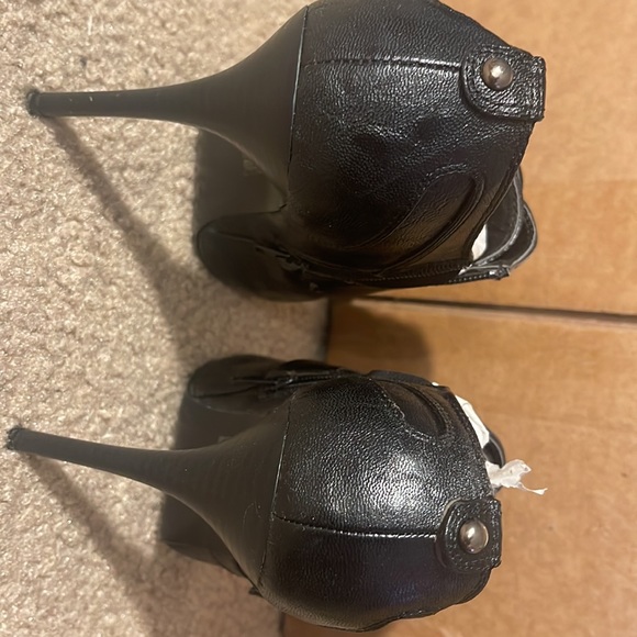 NYLA ankle open toes pumps. Pairs well with a pencil skirt. - Picture 4 of 5